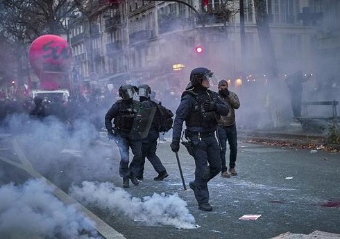 Fransada pensiya islahatı əleyhinə aksiyalarda 855 nəfər saxlanılıb Fransada pensiya islahatı əleyhinə aksiyalarda 855 nəfər saxlanılıb