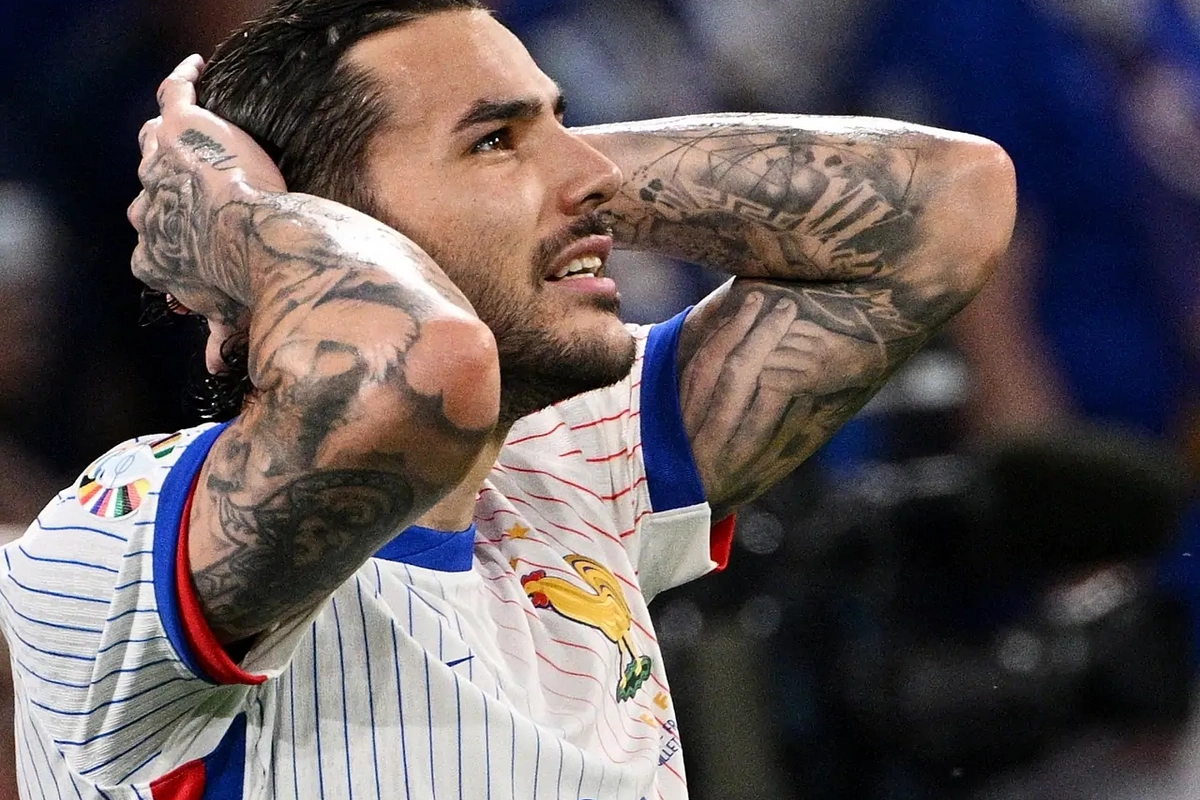 Fransız futbolçu eskort qızlar üçün furqon almaqda ittiham olundu Fransız futbolçu eskort qızlar üçün furqon almaqda ittiham olundu