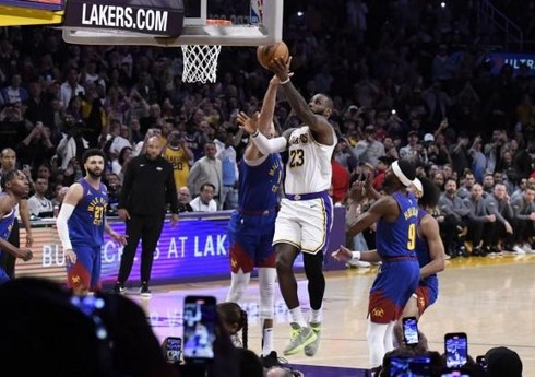 Əfsanəvi basketbolçu öz rekordunu yeniləyib