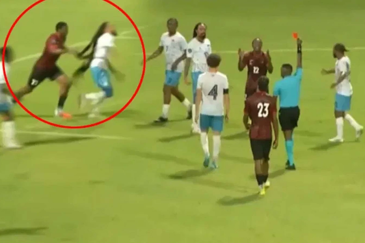 Futbolda qeyri-adi hadisə: oyunçunun saçını yolan iki futbolçu qırmızı vərəqə aldı Futbolda qeyri-adi hadisə: oyunçunun saçını yolan iki futbolçu qırmızı vərəqə aldı
