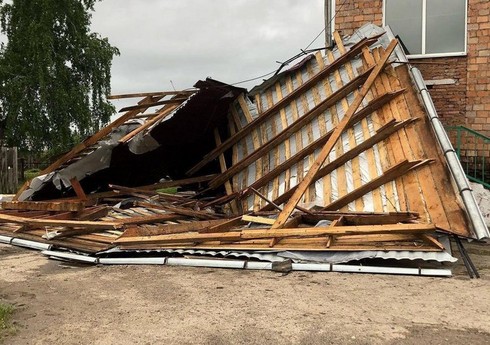 Gədəbəydə külək evin dam örtüyünü dağıdıb, xəsarət alan var