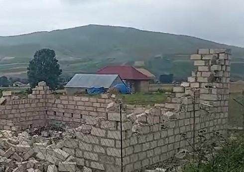 Gədəbəydə qanunsuz tikili sökülüb