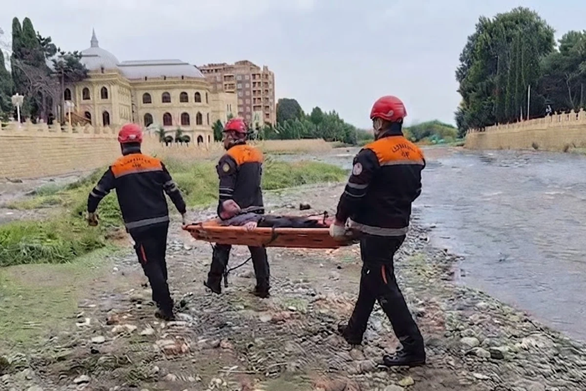 Gəncədə çaya yıxılan vətəndaşın xilas edilib Gəncədə çaya yıxılan vətəndaşın xilas edilib