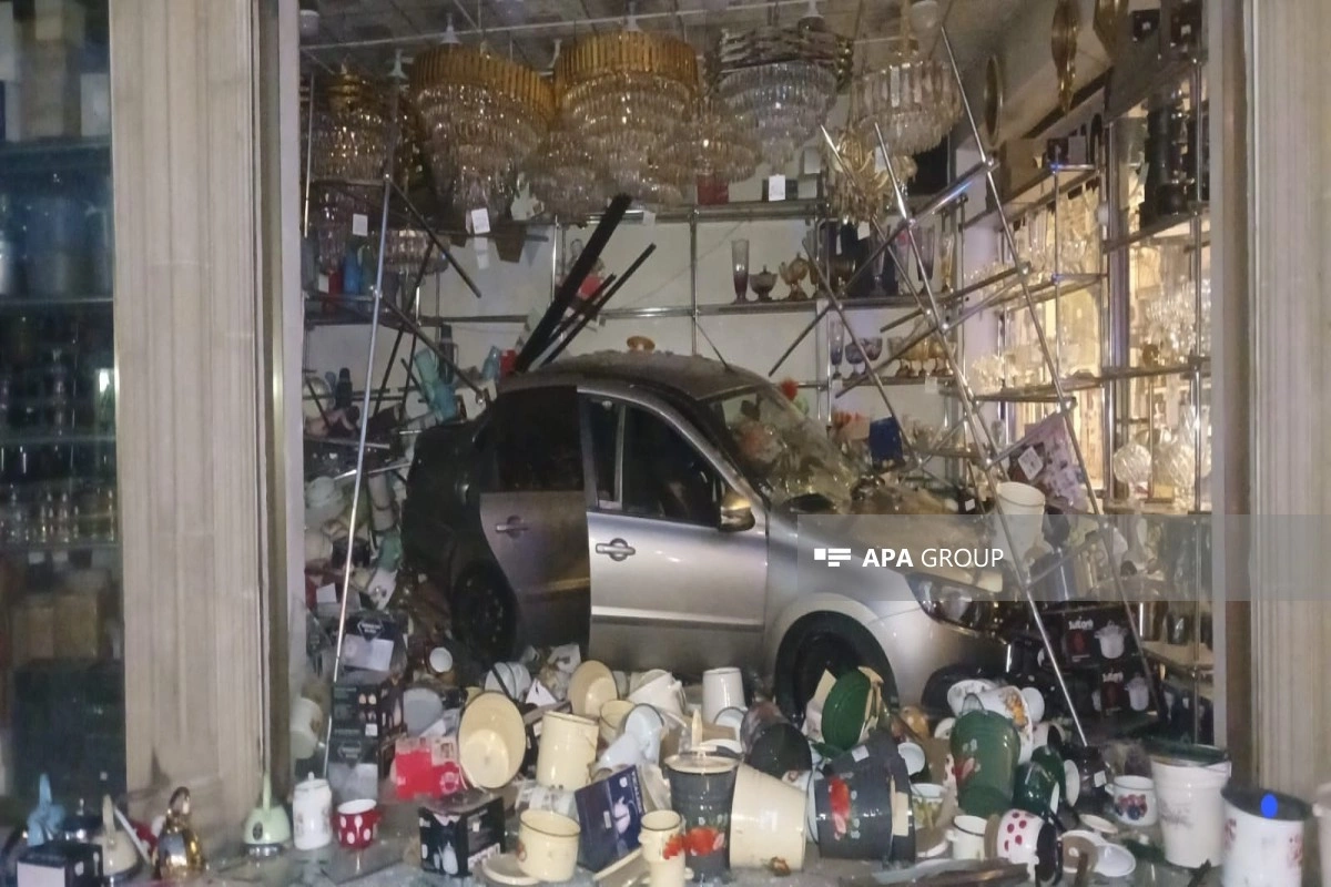 Gəncədə minik maşını mağazaya çırpılıb