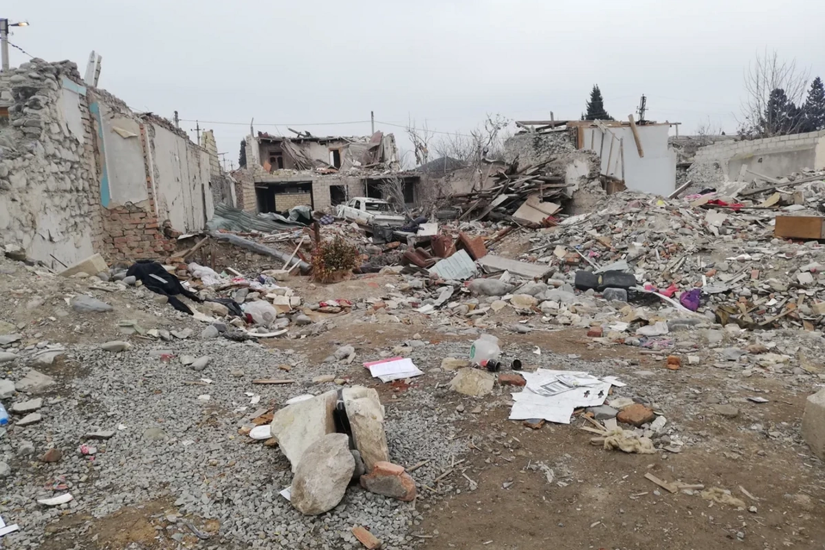 Gəncədəki raket hücumunun dəhşətli izləri: 