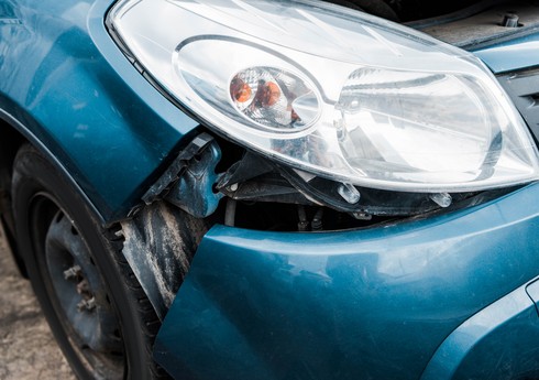 Gəncədə avtomobil maneə çırpılıb, 2 nəfər xəsarət alıb 