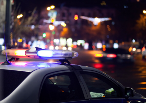 Gəncədə avtomobil maneəyə çırpılıb, xəsarət alanlar var Gəncədə avtomobil maneəyə çırpılıb, xəsarət alanlar var