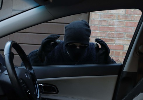 Gəncədə avtomobildən 15 000 manatlıq oğurluq edilib