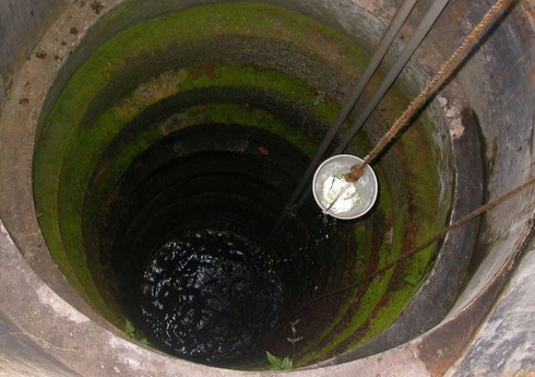 Gəncədə çirkab su ilə dolu çuxurdan meyit tapılıb