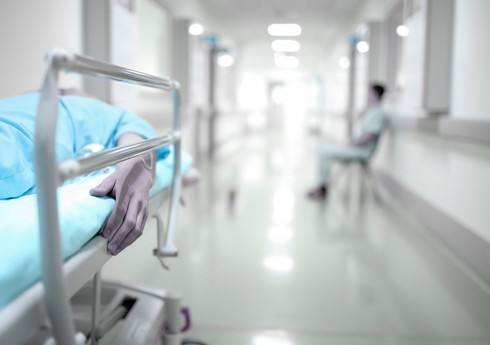 Gəncədə kişi arvadına 10-dan çox bıçaq zərbəsi vurub, sonra özünə xəsarət yetirib - TƏFƏRRÜAT