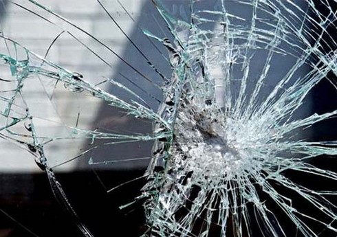 Goranboyda avtomobil maneəyə çırpılıb, ata və oğlu xəsarət alıb