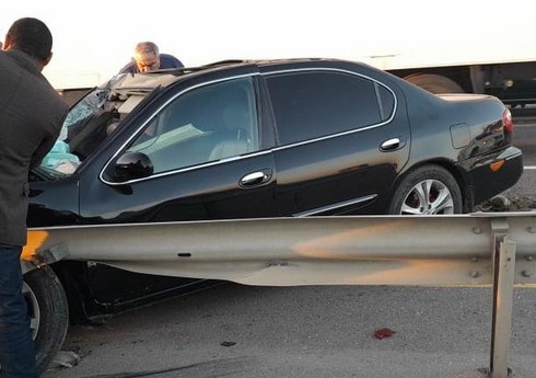 Goranboyda minik avtomobili dəmir maneəyə çırpılıb, xəsarət alanlar var