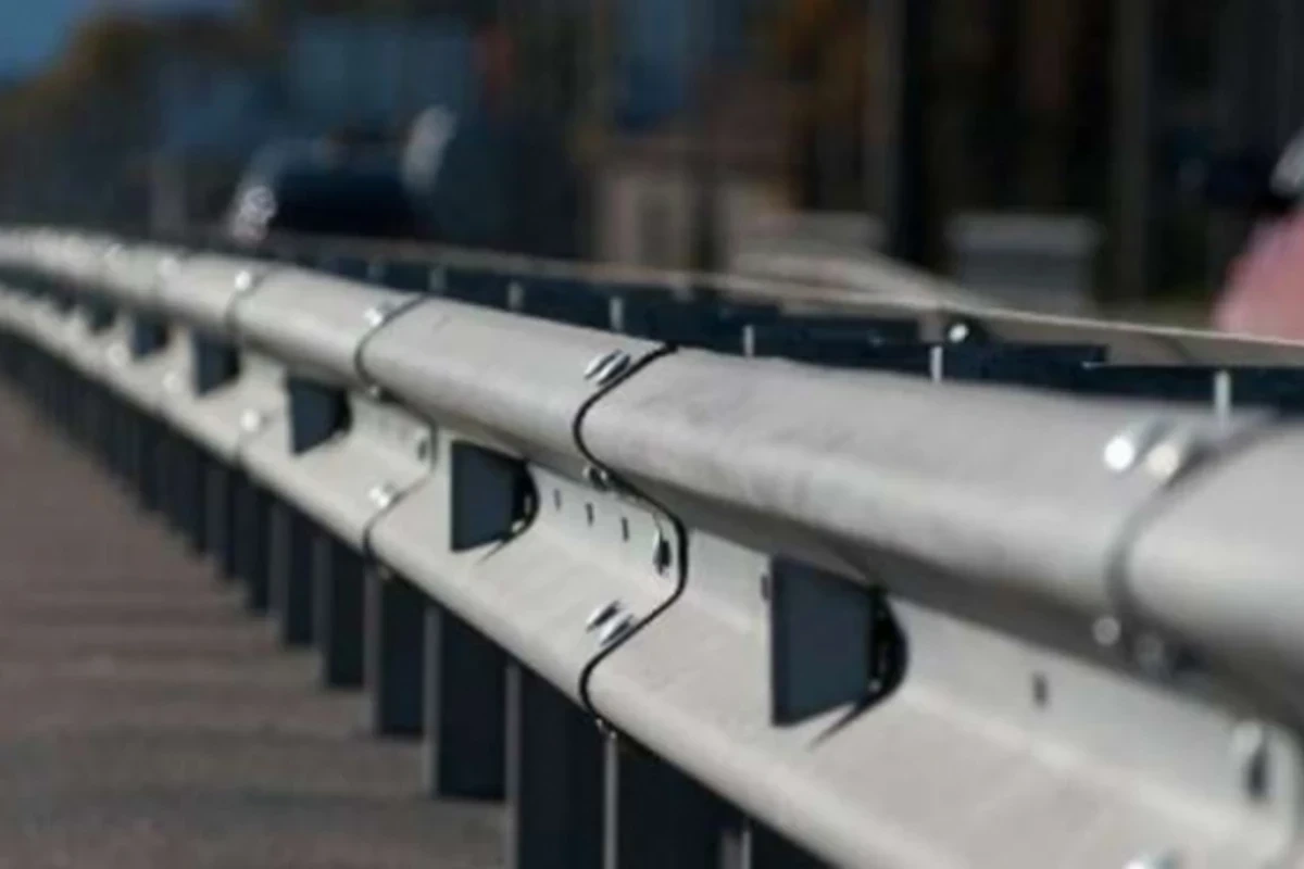 Goranboyda minik maşını dəmir arakəsməyə çırpılıb