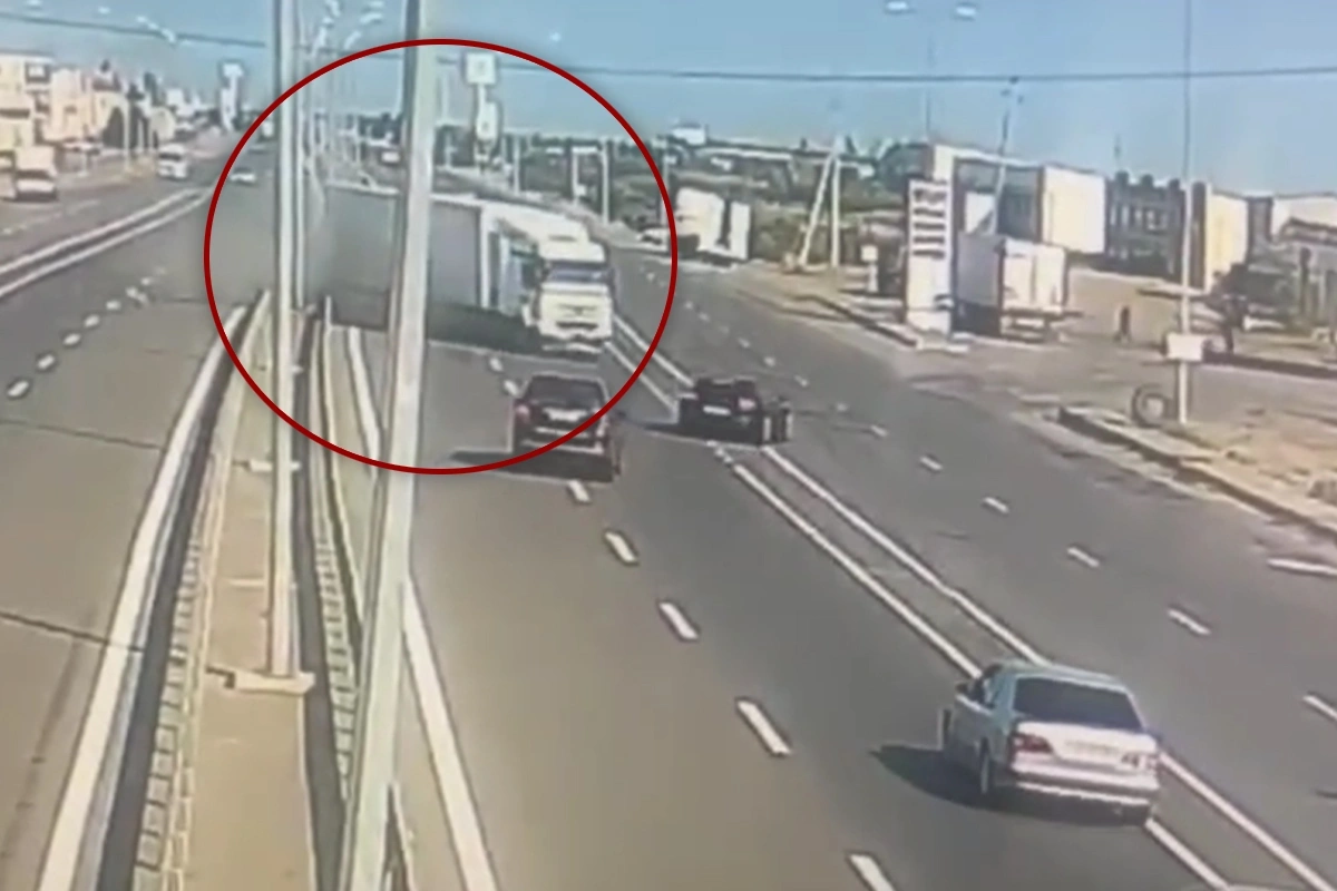 Goranboyda yük avtomobilinin obyektə çırpılmasının ANBAAN GÖRÜNTÜLƏRİ