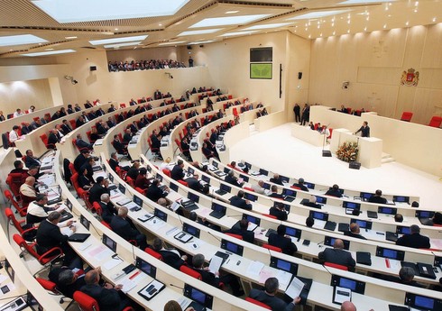 Gürcüstan parlamenti qalmaqallı qanun layihəsini ilk oxunuşda qəbul edib