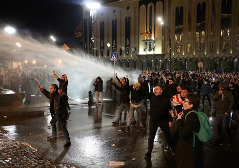 Gürcüstan xüsusi təyinatlıları etirazçıları parlamentin qarşısından dağıdıb, həbslər başlayıb - YENİLƏNİB - 2