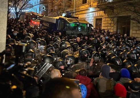 Gürcüstanda parlament yaxınlığında etirazları dağıtmaq üçün polis gözyaşardıcı qazdan istifadə edib