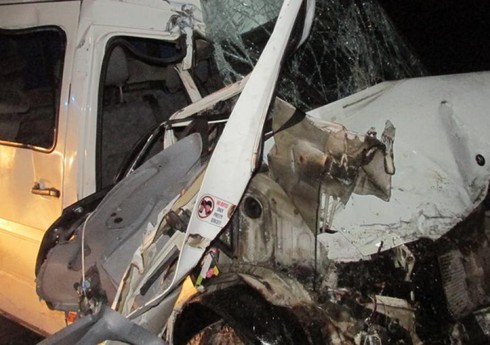 Göygöldə mikroavtobus və minik avtomobili toqquşub, iki nəfər xəsarət alıb