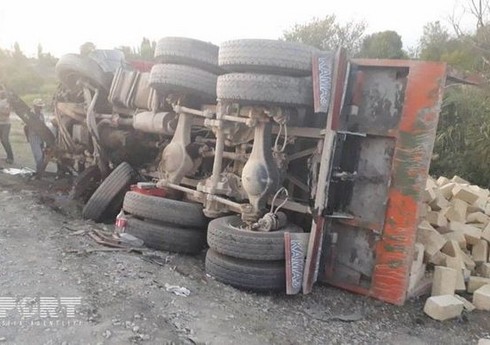 Göygöldə yük maşını aşıb, xəsarət alanlar var - YENİLƏNİB