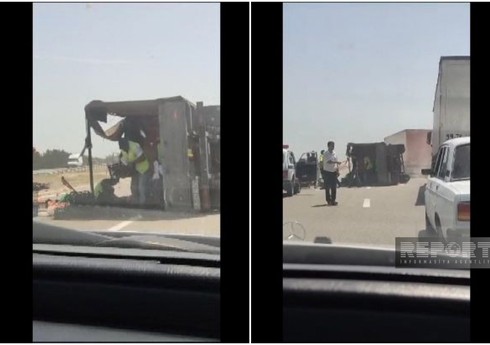 Hacıqabulda pomidorla dolu yük avtomobili aşıb