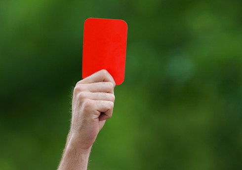 Hakimə qarşı nalayiq hərəkət edən futbolçu 6 ay müddətinə futboldan uzaqlaşdırılıb