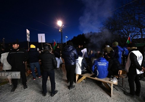 Havanın soyuq olmasına baxmayaraq, Xankəndi-Laçın yolunda aksiya davam edir