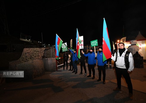 Havanın soyuq olmasına baxmayaraq, Xankəndi-Laçın yolunda etiraz aksiyası axşam da davam edir