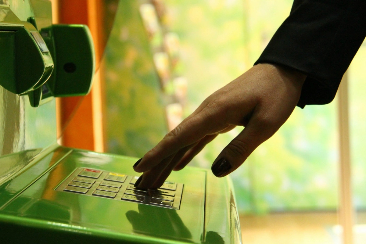 Həftəsonu vətəndaşların bank kartlarından 10 min manatdan çox vəsait oğurlanıb