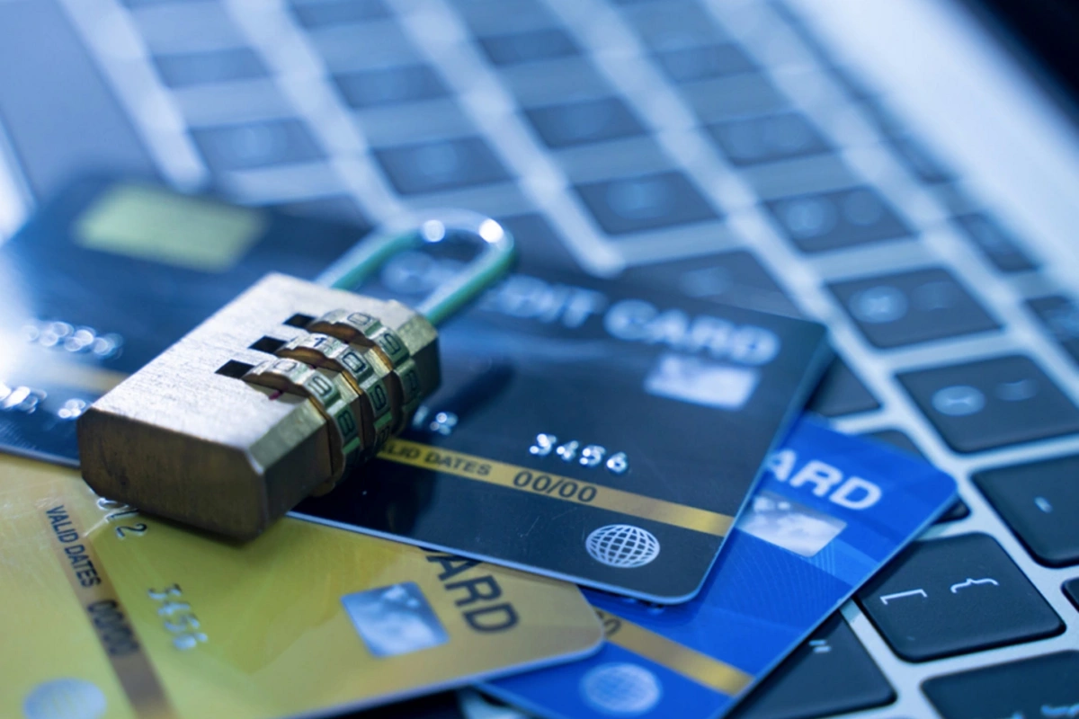 Həftəsonu vətəndaşların bank kartlarından 13 min manatdan çox pul oğurlanıb