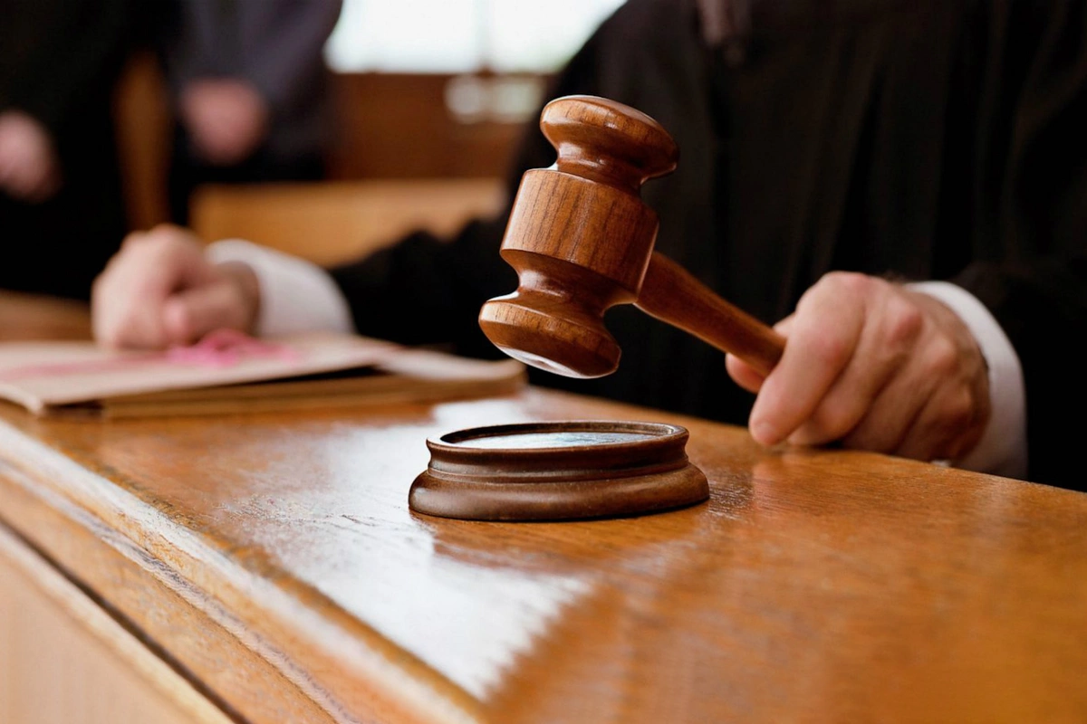 Həyat yoldaşını öldürməyə cəhddə təqsirləndirilən şəxsə hökm oxunub Həyat yoldaşını öldürməyə cəhddə təqsirləndirilən şəxsə hökm oxunub