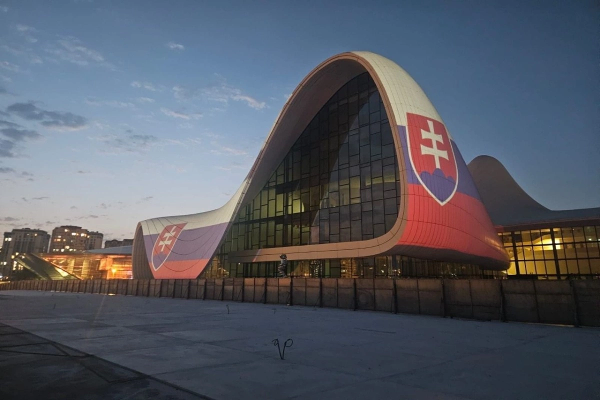 Heydər Əliyev Mərkəzi Slovakiya bayrağının rəngləri ilə işıqlandırılıb Heydər Əliyev Mərkəzi Slovakiya bayrağının rəngləri ilə işıqlandırılıb