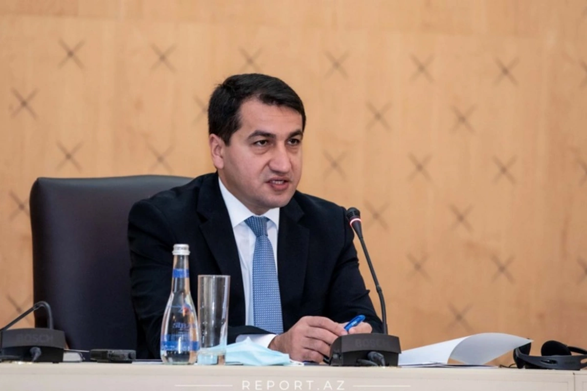 Hikmət Hacıyev Prezident İlham Əliyevin balaca Nilayla şəklini paylaşıb