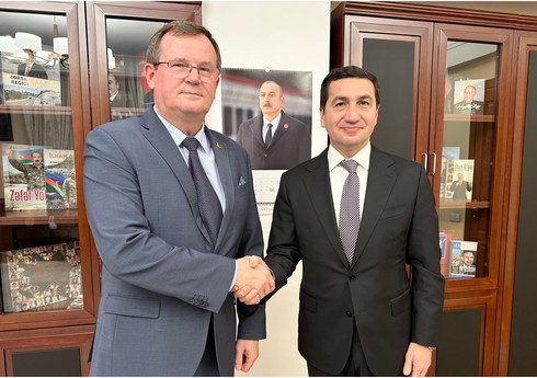 Hikmət Hacıyev Belarus səfirini diplomatik missiyasının başa çatması münasibətilə qəbul edib
