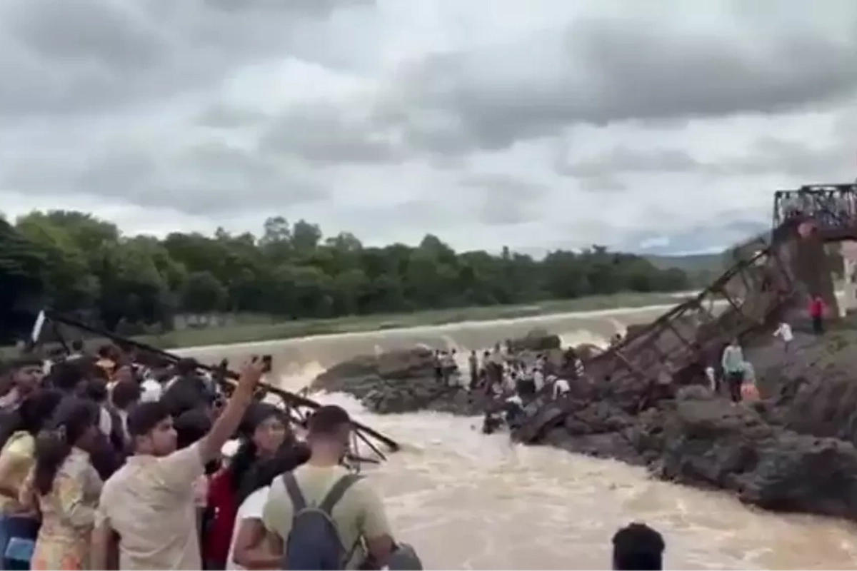 Hindistanda körpü çökdü: 6 ölü, 25 itkin