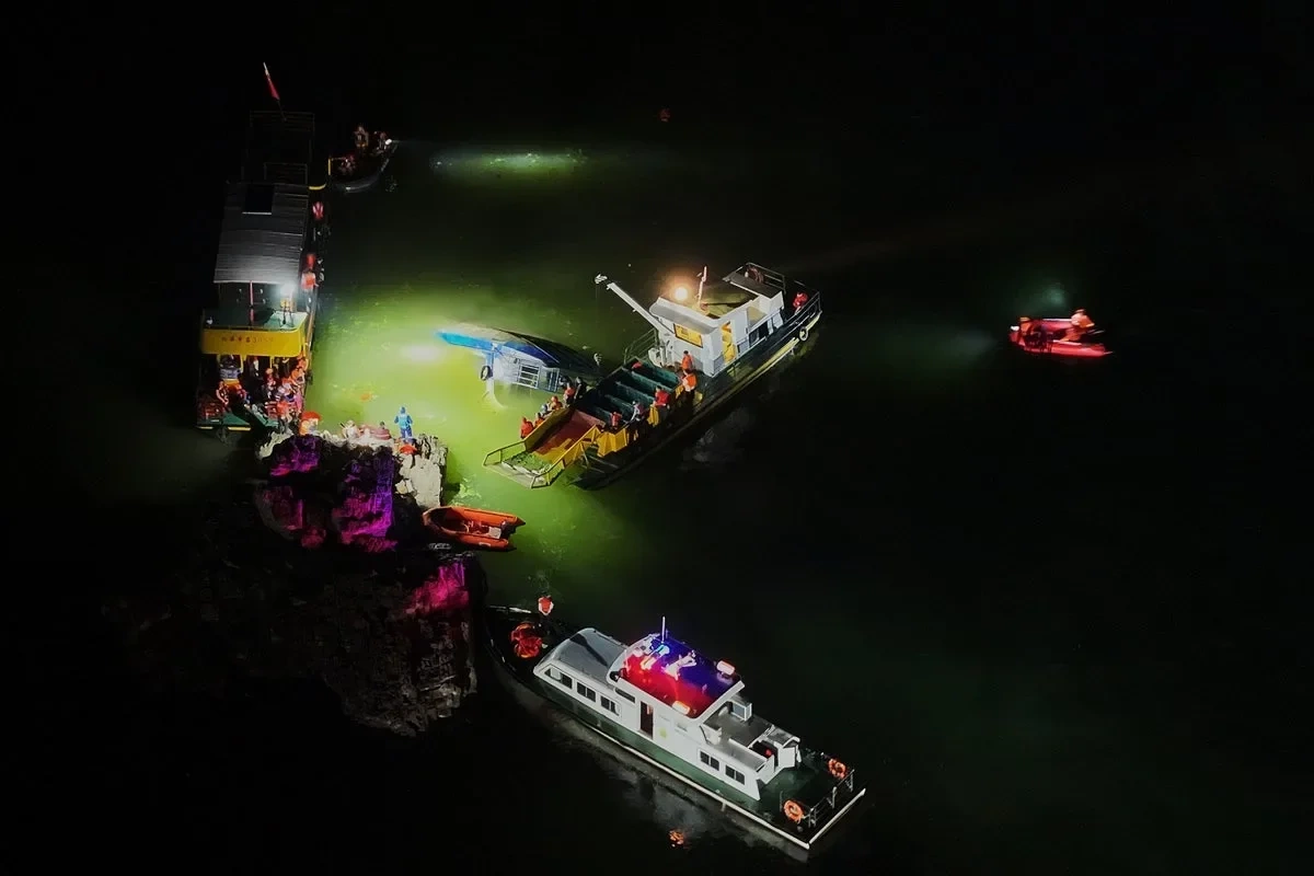 Hindistanda turist qayığı qəzaya uğrayıb: Ölən və yaralananlar var