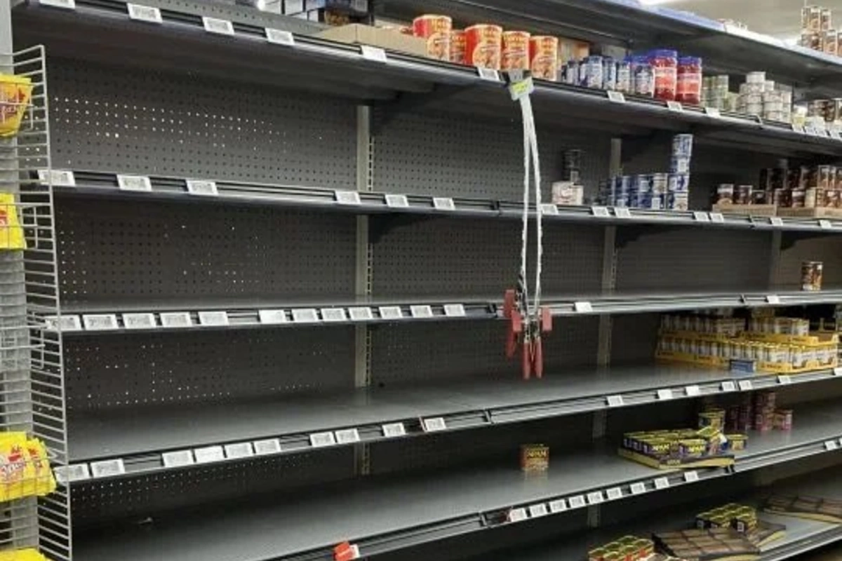 Hökumətin xəbərdarlığından sonra əhali marketlərə axışdı: İngiltərə fövqəladə vəziyyətə hazırlaşır