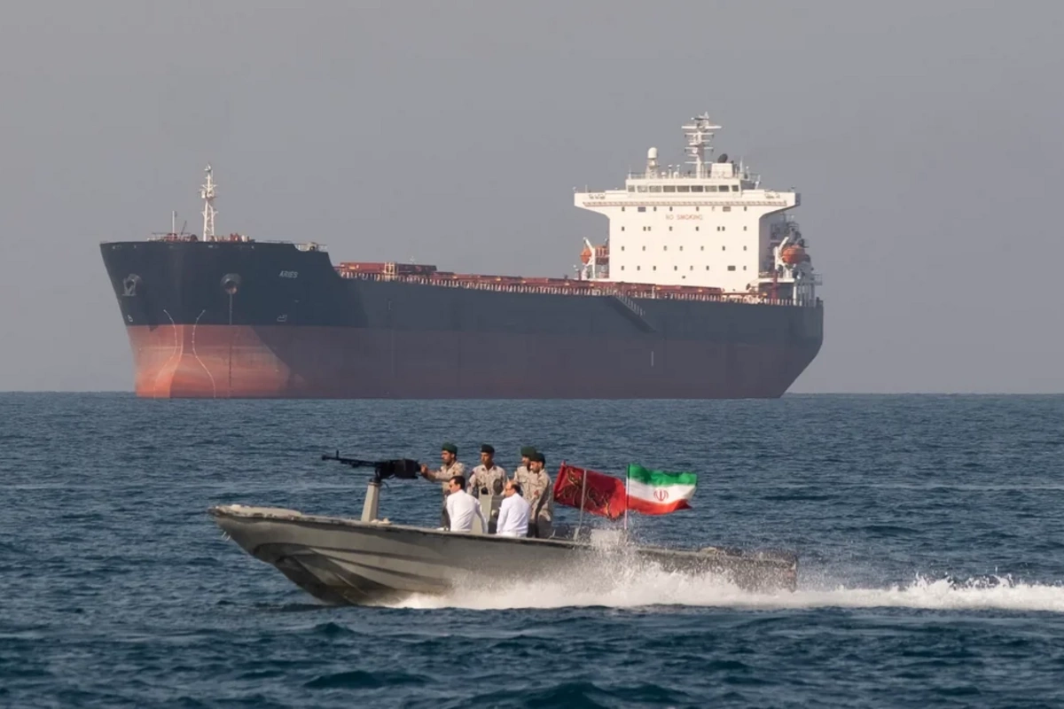 Hörmüz boğazında daha bir gəmi VURULDU