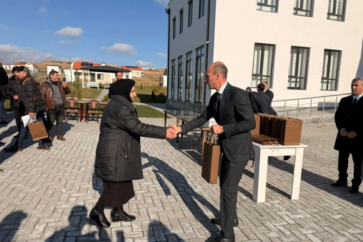 Horovlu kəndinə daha 22 ailə köçürülüb, açarlar təqdim edilib