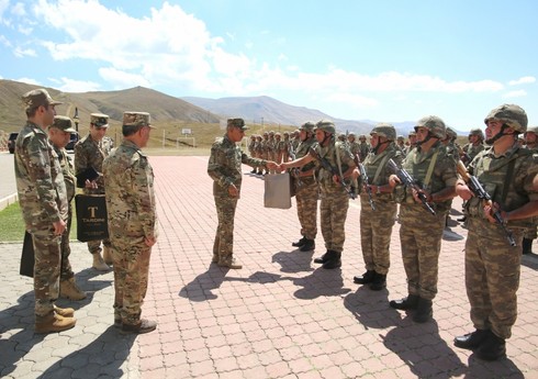 Hərbi prokuror Naxçıvanda hərbçilərlə görüşüb