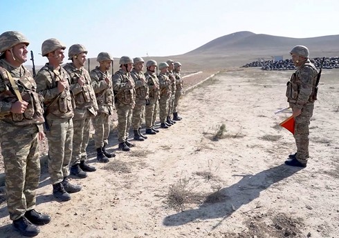 Hərbi vəzifəlilər atıcı silahlardan praktiki atışlar icra ediblər