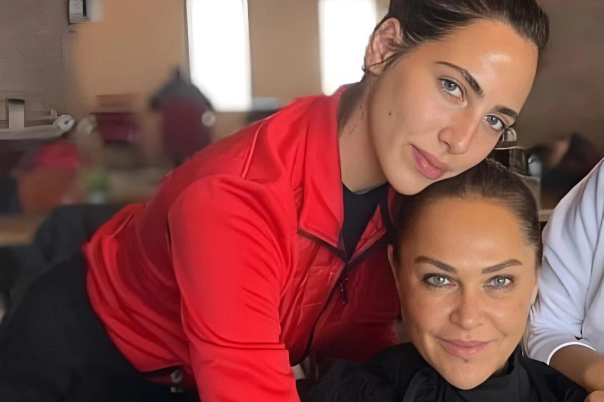 Hülya Avşarın qızı yeni süvenir markası yaradır