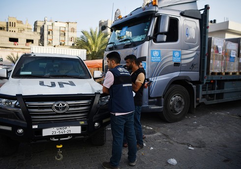 Humanitar yardım daşıyan 20 yük maşını Misirdən Qəzza zolağına yola düşüb