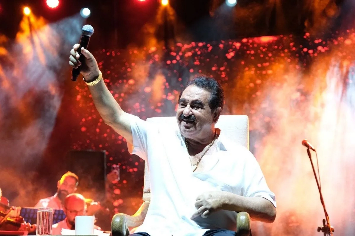 İbrahim Tatlısesin konsertində fanatı özünü səhnəyə atdı