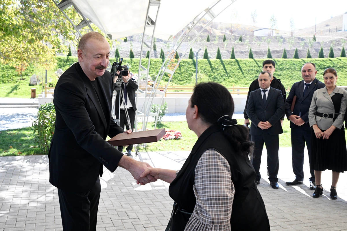 İlham Əliyev Cəbrayıl rayonunun Horovlu kəndinin sakinlərinə mənzillərin açarlarını təqdim edib