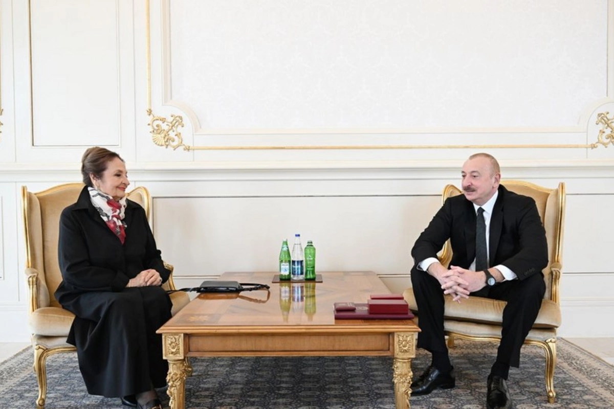 İlham Əliyev Şəfiqə Məmmədovaya 