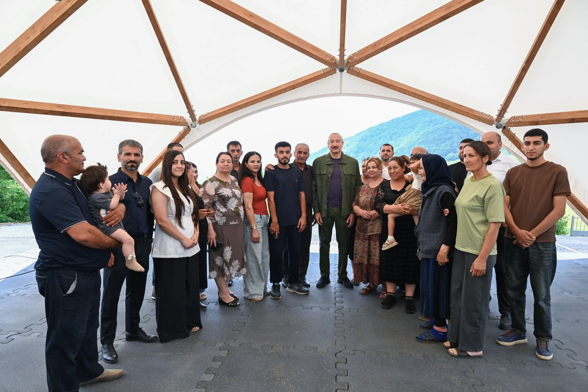 İlham Əliyev Şuşanın Kiçik Qaladərəsi kəndində görülən işlərlə tanış olub və kəndə qayıdan sakinlərlə görüşüb İlham Əliyev Şuşanın Kiçik Qaladərəsi kəndində görülən işlərlə tanış olub və kəndə qayıdan sakinlərlə görüşüb