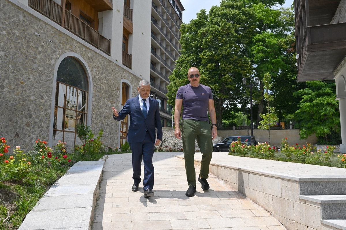 İlham Əliyev Şuşanın Qarabağ küçəsində dövlət-özəl tərəfdaşlığı çərçivəsində həyata keçirilmiş işlərlə tanış olub