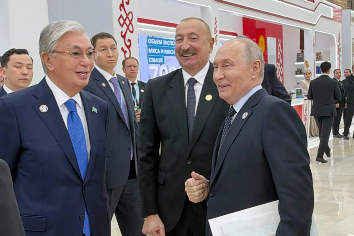 İlham Əliyev Türkmənbaşıda MDB-nin iştirakçı ölkələrinin milli stendləri ilə tanış olub