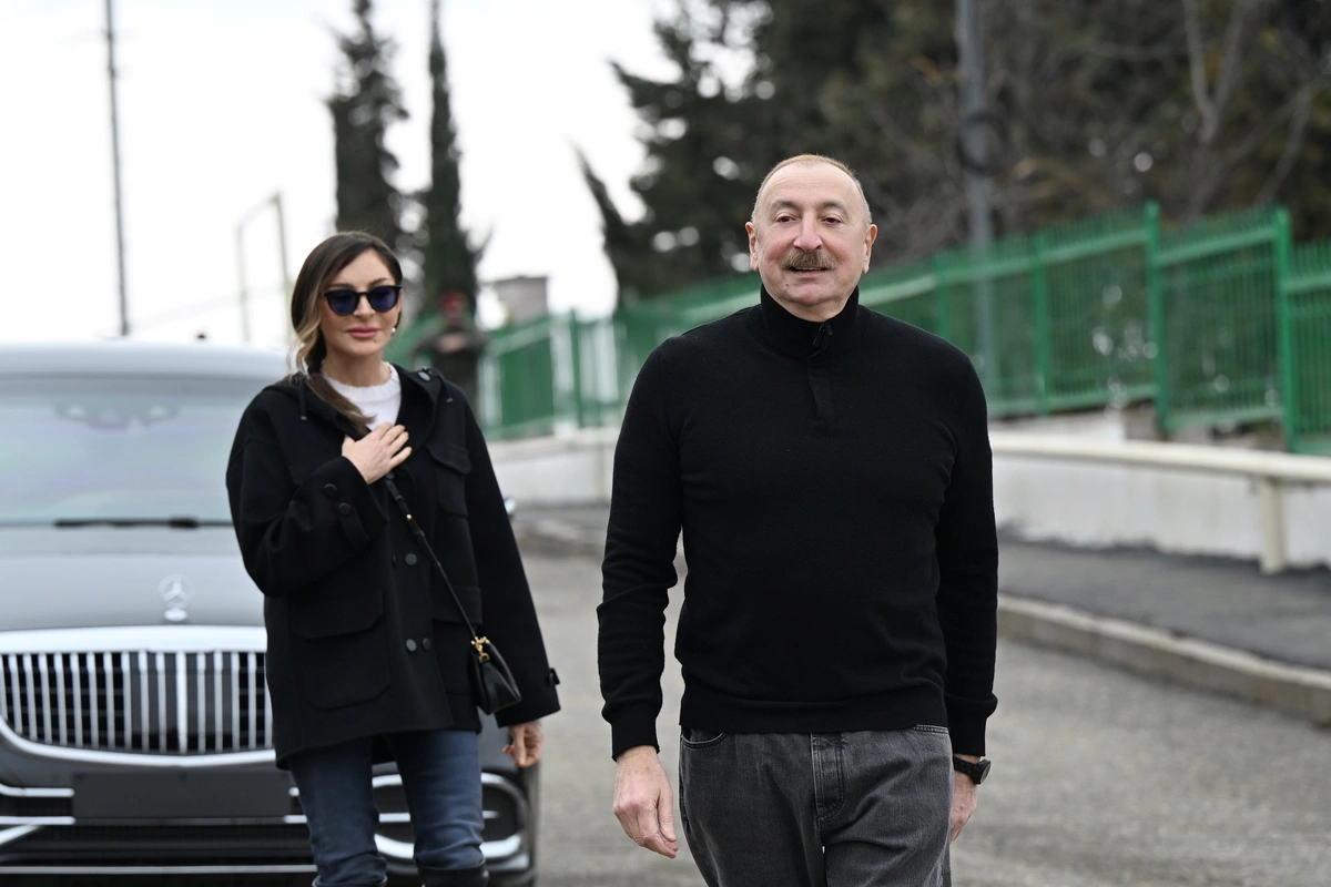 İlham Əliyev Xocavəndin Xanoba kəndində fərdi evlərin və infrastrukturun bərpası sahəsində görülən işlərlə tanış olub