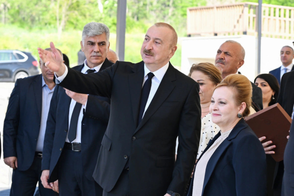 İlham Əliyev Zəngilanda ilk yaşayış kompleksinə köçən ailələrlə görüşüb